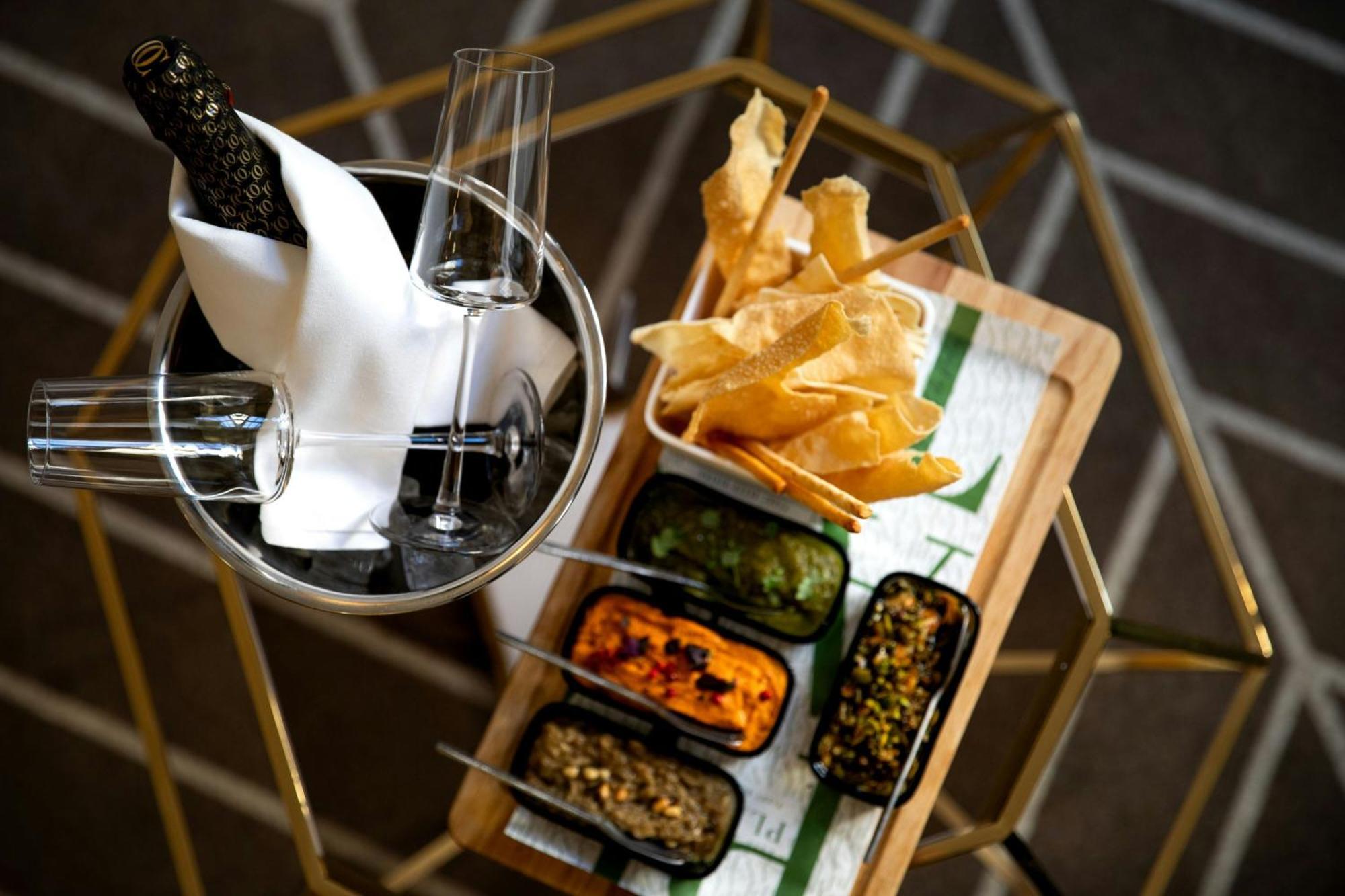 Sapphire House Antwerp, Autograph Collection By Marriott Hotell Eksteriør bilde A selection of tapas