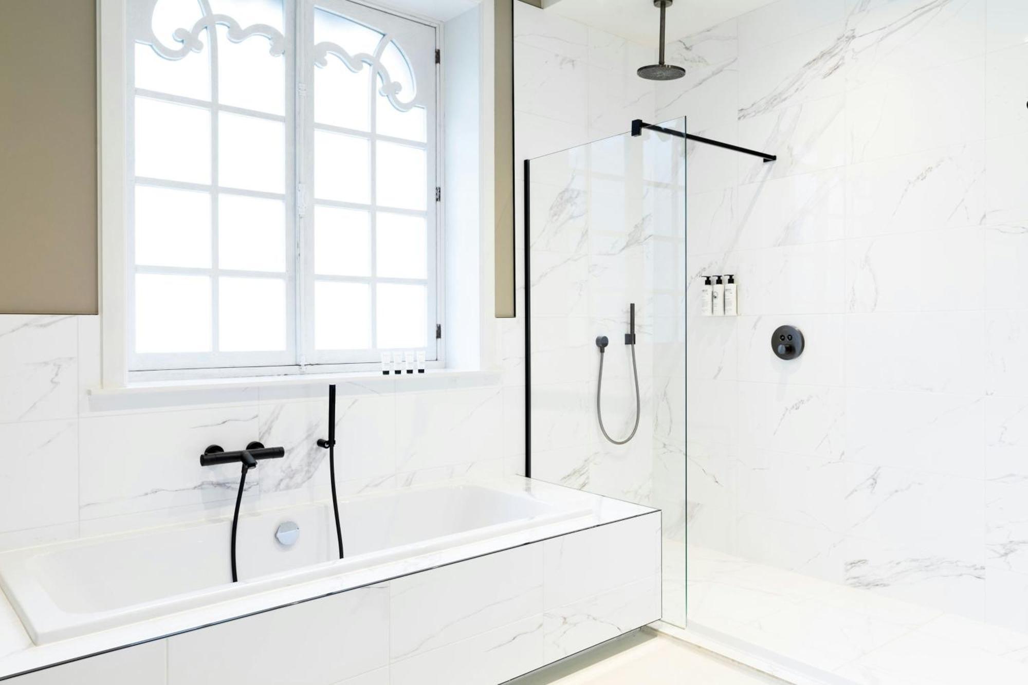 Sapphire House Antwerp, Autograph Collection By Marriott Hotell Eksteriør bilde A shower bath